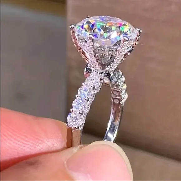 New Women’s 925 Silver Round Cut Diamond Ring - Picture 5 of 5